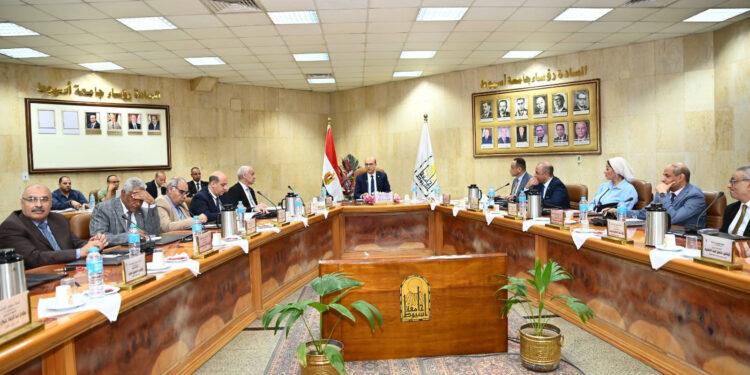 مجلس جامعة أسيوط فى انعقاده الدورى مؤخرا هذه أهم قراراته (صور)