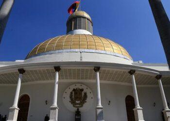 البرلمان الفنزويلي يناقش مشروع الاتفاق الوطني الذي قدمه مادورو وسط تهديدات من الولايات المتحدة.