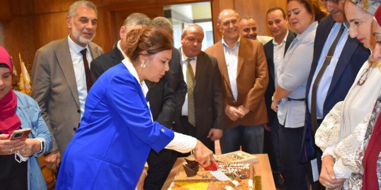 تكريم رئيس جامعة مدينة السادات في ممر شرفى واحتفالية لانتهاء فترة رئاستها