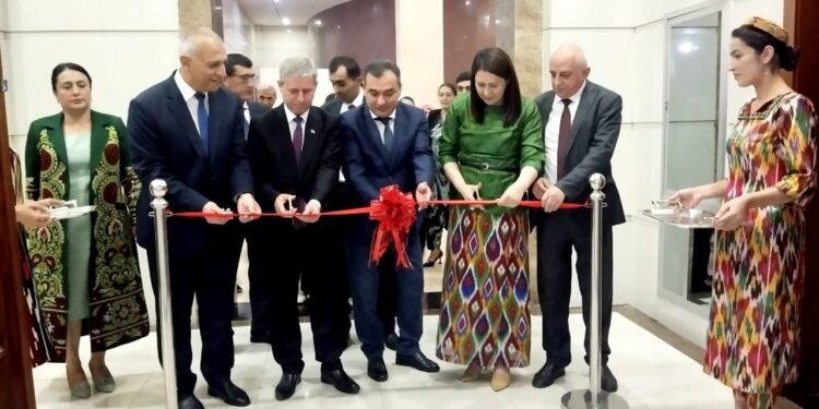 طاجكيستان …افتتاح معرض احتفالي بمناسبة الذكرى الـ 700 لوفاة حافظ الشيرازي في المتحف الوطني