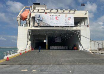 تفريغ السفينة الإماراتية “حمدان الإنسانية” بميناء العريش تمهيدًا لإدخال مساعداتها إلى غزة.