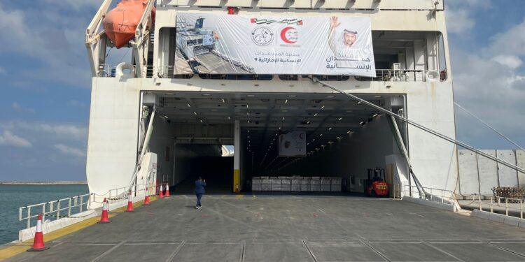 تفريغ السفينة الإماراتية “حمدان الإنسانية” بميناء العريش تمهيدًا لإدخال مساعداتها إلى غزة.