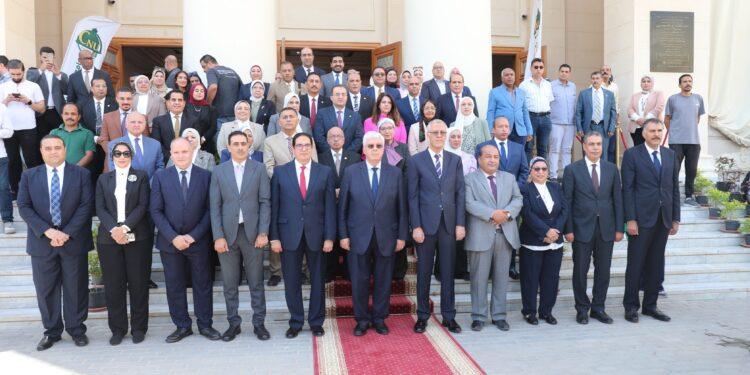 في أول يوم دراسة بالجامعات:وزير التعليم العالي يبدأ العام الجامعي بتفقد جامعة القاهرة الأهلية ويطمئن على انتظام الدراسة بها