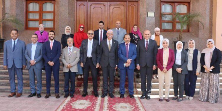رئيس جامعة المنوفية يستقبل لجنة التحكيم النهائي للدورة الثانية بوزارة التخطيط لتقييم 22 كلية متقدمة لجائزة دوري التميز الحكومي