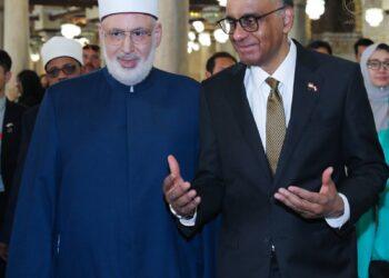 رئيس سنغافورة وقرينته يزوران الجامع الأزهر ويستمعان إلى شرح مفصل حول أبرز معالمه التاريخية وأنشطته العلمية