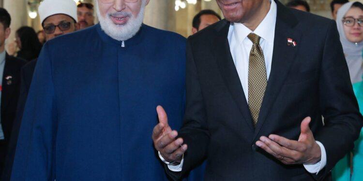 رئيس سنغافورة وقرينته يزوران الجامع الأزهر ويستمعان إلى شرح مفصل حول أبرز معالمه التاريخية وأنشطته العلمية