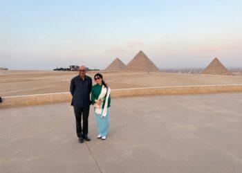 رئيس سنغافورة يزور المتحف المصري الكبير وأهرامات الجيزة