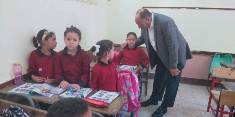 وكيل وزارة التربية والتعليم بالمنيا صابر زيان خلال جولة ميدانية مفاجئة بمدارس المنيا …(عدم ربط تسليم الكتب بسدادالمصروفات الدراسية)
