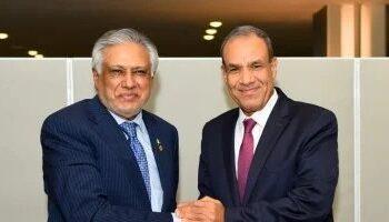 وزير الخارجية يلتقي نظيره الباكستاني