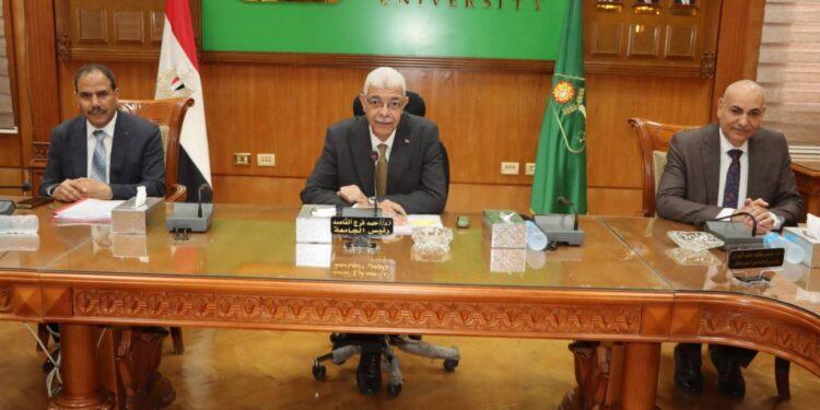 رئيس جامعة المنوفية يرأس اجتماع لجنة ضمان الجودة لمناقشة المستجد بملفات الكليات المتقدمة في الاعتماد المؤسسي والبرامجي