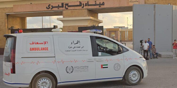 وكالة الإمارات للمساعدات الدوليه تدفع بصهاريج مياه و5 سيارات إسعاف لغزة عبر معبر رفح.