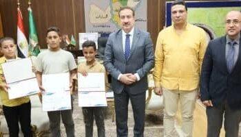 محافظ المنوفية يكرم 3 طلاب عثروا على مبلغ مالى وسلموه للشرطة.