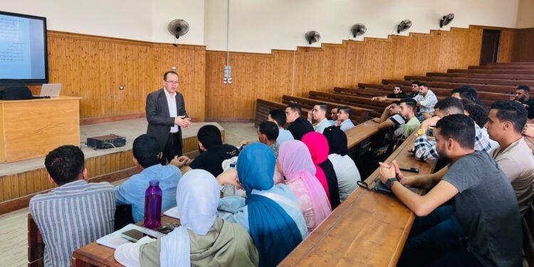 رئيس جامعة الدلتا التكنولوجية يتابع انتظام سير العملية التعليمية بالتزامن مع بداية العام الدراسي الجديد