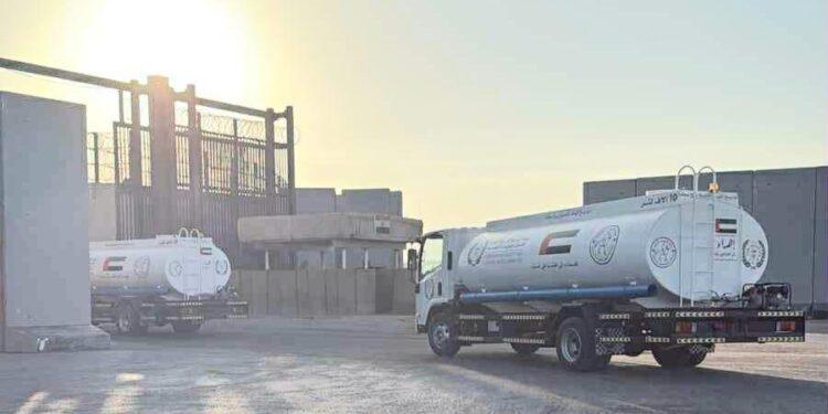 عبور 304 شاحنة مساعدات إماراتية عبر معبر رفح خلال شهر سبتمبر من بينهم صهاريج وسيارات اسعاف بدعم من وكالة الإمارات للمساعدات الدولية