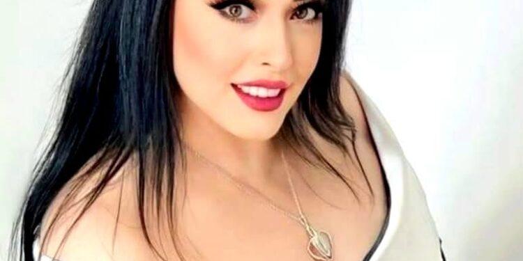 هند عاكف تعود للمسرح بذكريات العالمة باشا بمسرحية عجب العجاب
