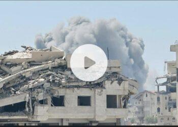 انهيار برج مشتهى غرب مدينة غزة بعد قصفه للمرة الثانية وبداخله مئات النازحين ( فيديو )