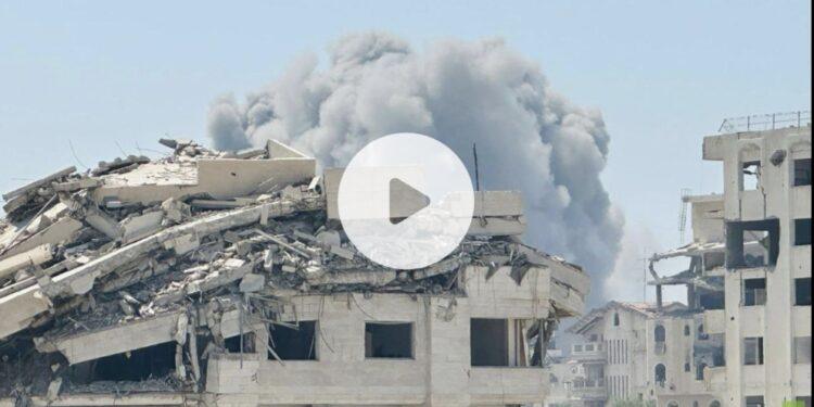 انهيار برج مشتهى غرب مدينة غزة بعد قصفه للمرة الثانية وبداخله مئات النازحين ( فيديو )