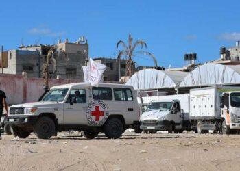 إسرائيل تعلن تسلم الصليب الأحمر رفات 4 رهائن من غزة