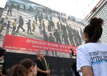 القناة 13 الإسرائيلية: جميع الأسرى الإسرائيليين الأحياء باتوا أحرارا