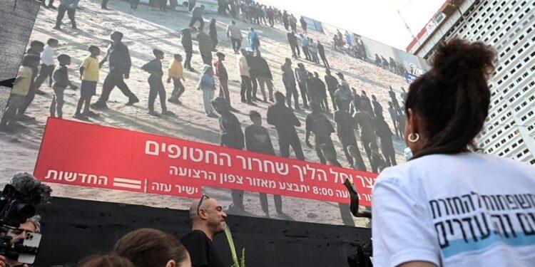 القناة 13 الإسرائيلية: جميع الأسرى الإسرائيليين الأحياء باتوا أحرارا