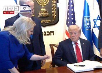 ماذا كتب ترامب في سجل الضيوف بالكنيست؟ (صورة)