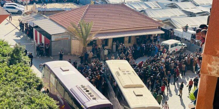 وصول أسرى فلسطينيين أفرجت عنهم إسرائيل إلى خان يونس