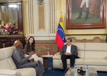 الرئيس الفنزويلي يلتقى بوزير خارجية النيجر خلال زيارته لكاراكاس