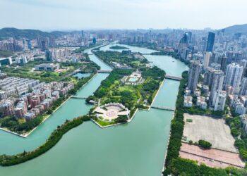 البحيرات الخلابة تتيح لمحة عن جمال الصين