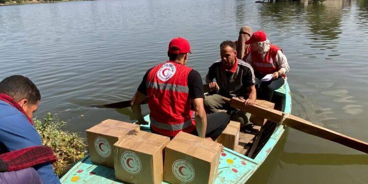 بالصور…الهلال الأحمر المصري يُطلق قافلة إغاثية عاجلة لمتضرري ارتفاع منسوب نهر النيل بالمنوفية