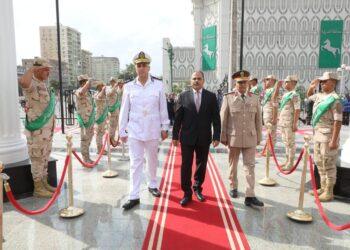 إحتفالاً بالذكرى الـ٥٢ لإنتصارات أكتوبر المجيدة محافظ الشرقية يضع إكليلاً من الزهور على النصب التذكاري للشهداء بمدينة الزقازيق