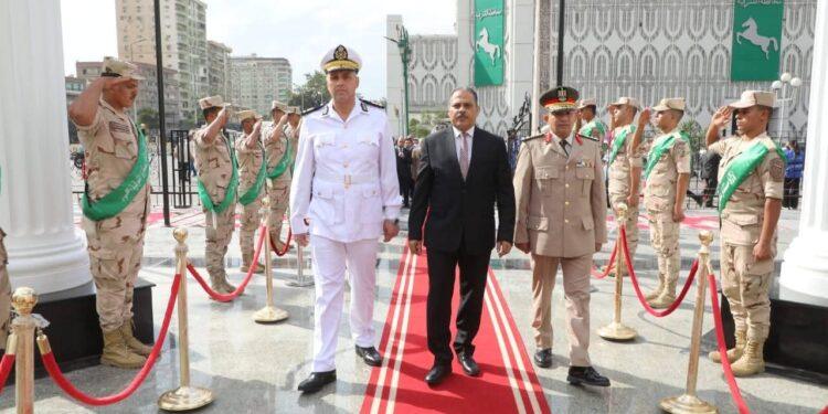 إحتفالاً بالذكرى الـ٥٢ لإنتصارات أكتوبر المجيدة محافظ الشرقية يضع إكليلاً من الزهور على النصب التذكاري للشهداء بمدينة الزقازيق