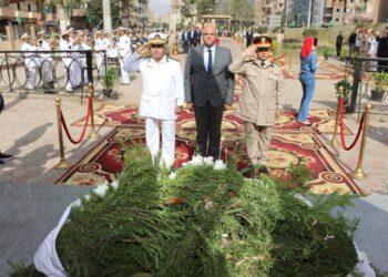 احتفالًا بأعياد أكتوبر المجيدة محافظ القليوبية يضع إكليل الزهور على النصب التذكاري للجندي المجهول بمدينة بنها بحضور مدير الأمن