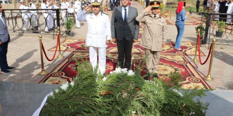احتفالًا بأعياد أكتوبر المجيدة محافظ القليوبية يضع إكليل الزهور على النصب التذكاري للجندي المجهول بمدينة بنها بحضور مدير الأمن