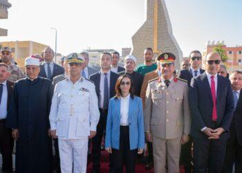 محافظ البحيرة ورئيس جامعة دمنهور يضعان إكليل من الزهور على قبر الجندي المجهول احتفالا بالذكرى الــ 52 لانتصارات أكتوبر المجيدة