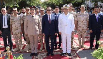 محافظ المنوفية يضع إكليلا من الزهور على النصب التذكاري بشبين الكوم