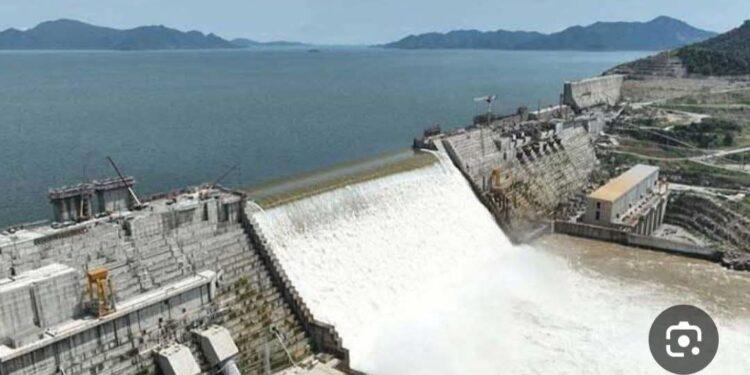 فيضان مفاجئ يُعيد الجدل حول سد النهضة: تحذيرات مصرية من تصريف إثيوبي غير منسق