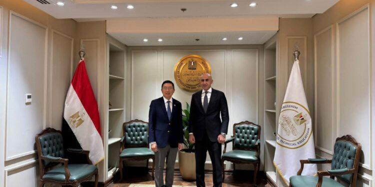 سفير سنغافورة بمصر يلتقى بوزير التربية والتعليم ويبحث معه دعم العلاقات بين البلدين فى المجال التعليمي