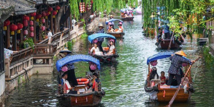 شينخوا : سياحة العطلتين الصينيتين تعكس قوة وحيوية الاقتصاد الصاعد