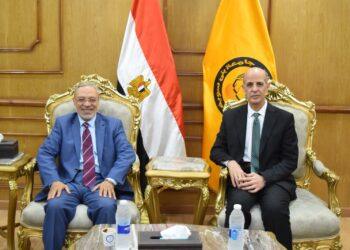 رئيس جامعة بني سويف يستقبل لجنة التحكيم النهائي لجائزة مصر للتميز الحكومي لتقييم خمس كليات متقدمة للجائزة(صور)
