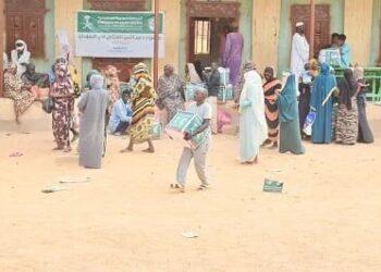مركز الملك سلمان للإغاثة يوزع (2,000) سلة غذائية في محلية الدبة بالولاية الشمالية في السودان