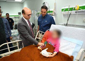 صباح اليوم رئيس جامعة أسيوط فى زياره لأطفال حادث قرية منقباد بمستشفى الإصابات (صور)