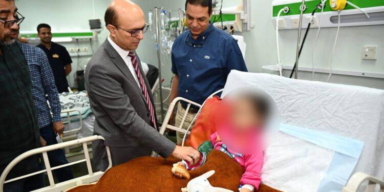 صباح اليوم رئيس جامعة أسيوط فى زياره لأطفال حادث قرية منقباد بمستشفى الإصابات (صور)
