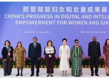 بنغ لي يوان تزور معرضا حول التمكين الرقمي والذكي للنساء والفتيات