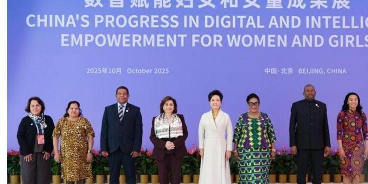 بنغ لي يوان تزور معرضا حول التمكين الرقمي والذكي للنساء والفتيات