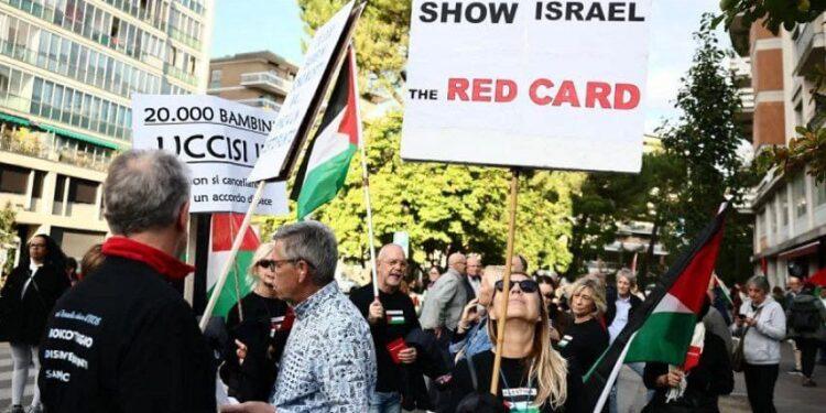 عاجل: مظاهرات حاشدة في أوروبا احتجاجاً على مباراة إيطاليا و”إسرائيل”