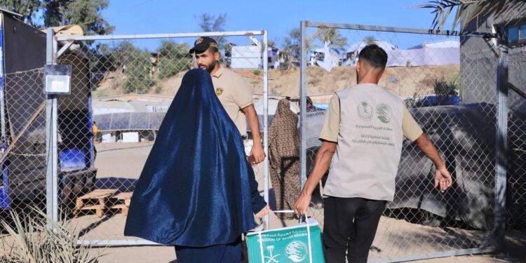 مركز الملك سلمان للإغاثة يوزع مساعدات إغاثية في مخيمات النازحين في قطاع غزة