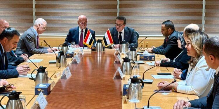 سفير العراق في القاهرة يستقبل وزير الصحة العراقي.