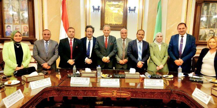 جامعة سوهاج تؤكد على دورها الريادي في مجال محو الأمية خلال اجتماع اللجنة العليا”