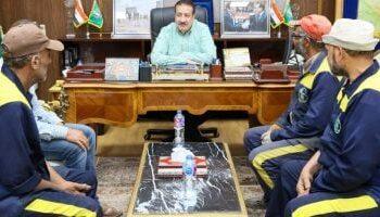 محافظ المنوفية يلتقى عددا من عمال النظافة بمكتبه ويقرر صرف مكافآت مالية