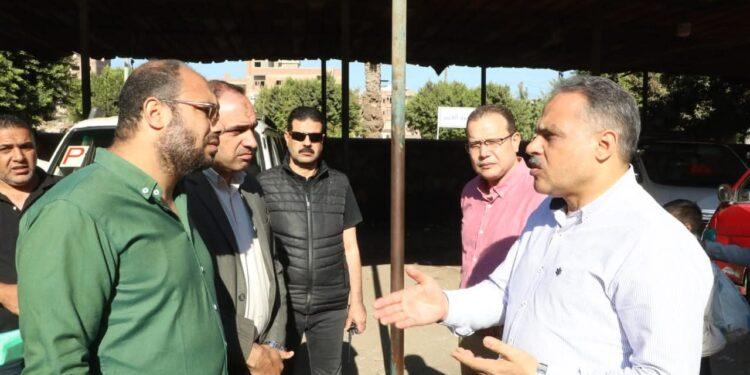 لمتابعة التزام السائقين بتعريفة الركوب الجديدة … محافظ_الشرقية يتفقد مواقف سيارات الأجرة العمومية